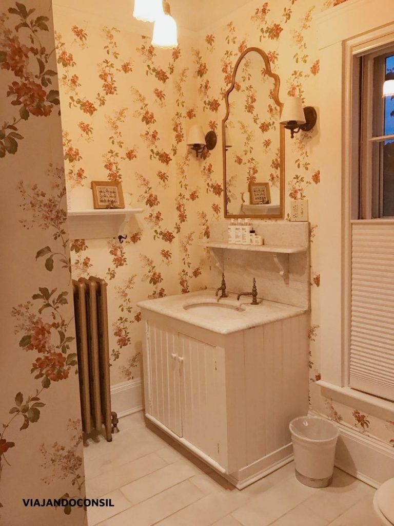 baño floreado con mueble blanco