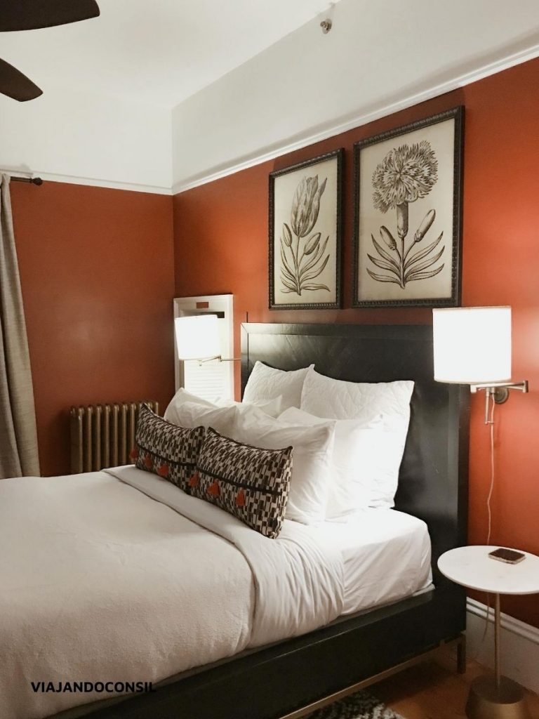 habitación colorada con cama king