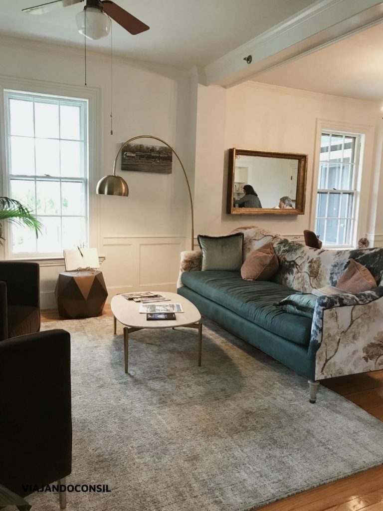 living con una mesa ratona y sillon azul