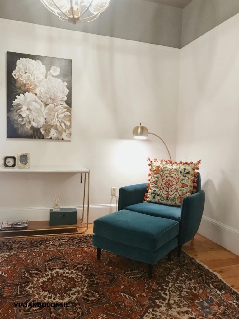 sillon azul con almohadon y lámpara